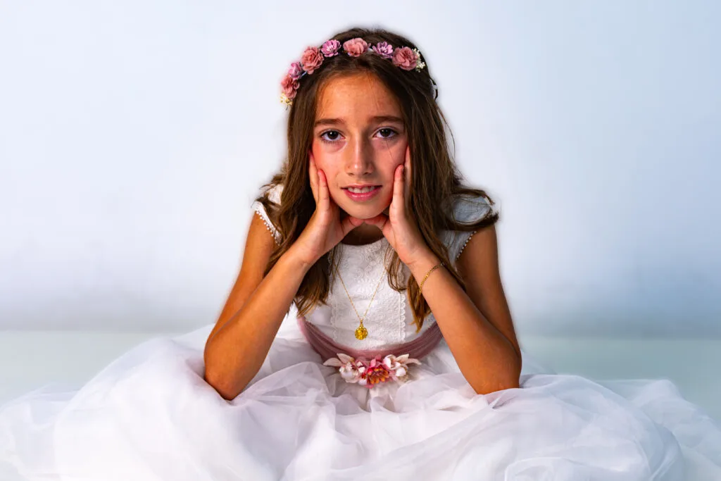 Comunión Ainoa - niña con vestido blanco en estudio - fotógrafo de comuniones Guadalajara