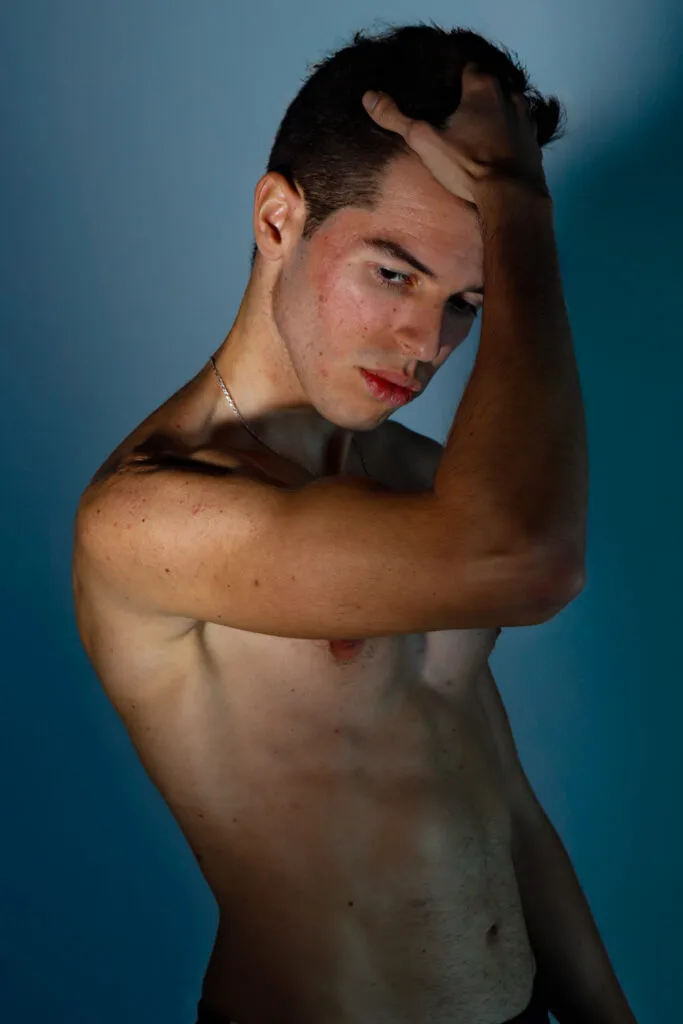 Desnudo artístico masculino en estudio - fotografía de autor Alviru
