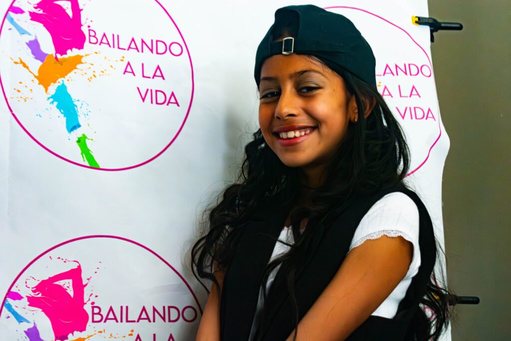 Bailando a la vida - bailarines en movimiento sobre el escenario - Alviru
