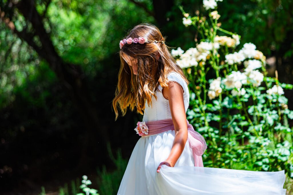 Niña con vestido blanco de comunión en la naturaleza - fotógrafo de comuniones en Guadalajara