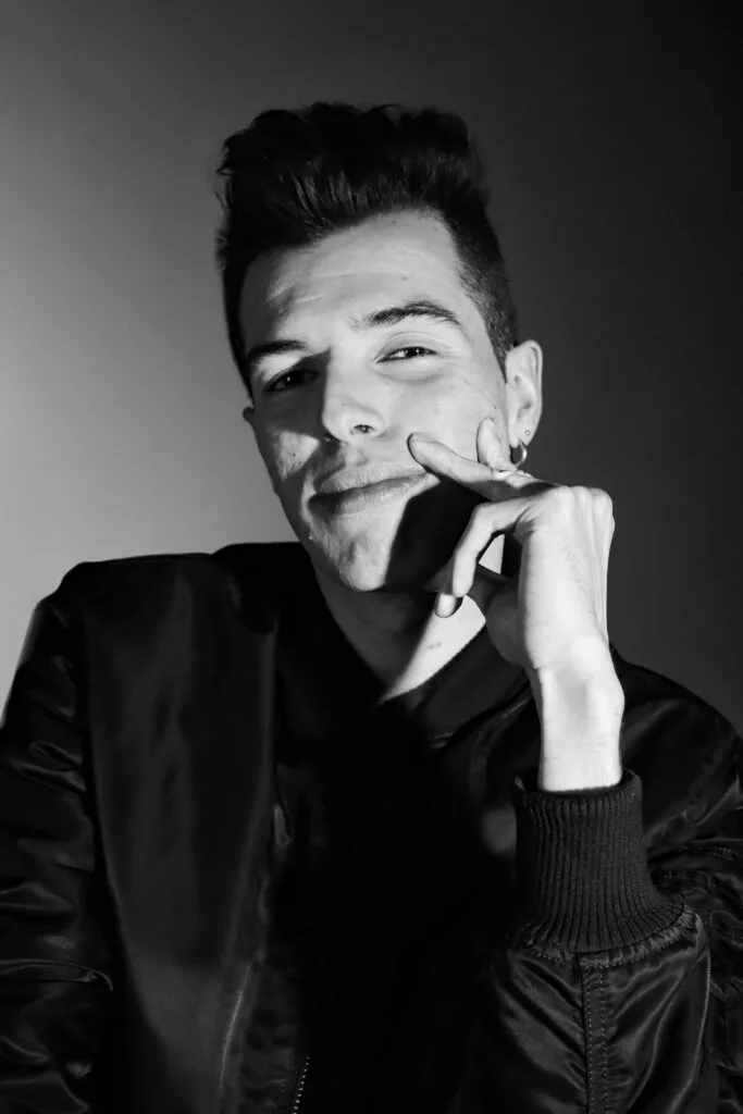 Retrato de moda artístico masculino en estudio - Alviru Fotografía Guadalajara